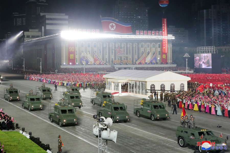 39-조선인민군창건 90돐경축 열병식